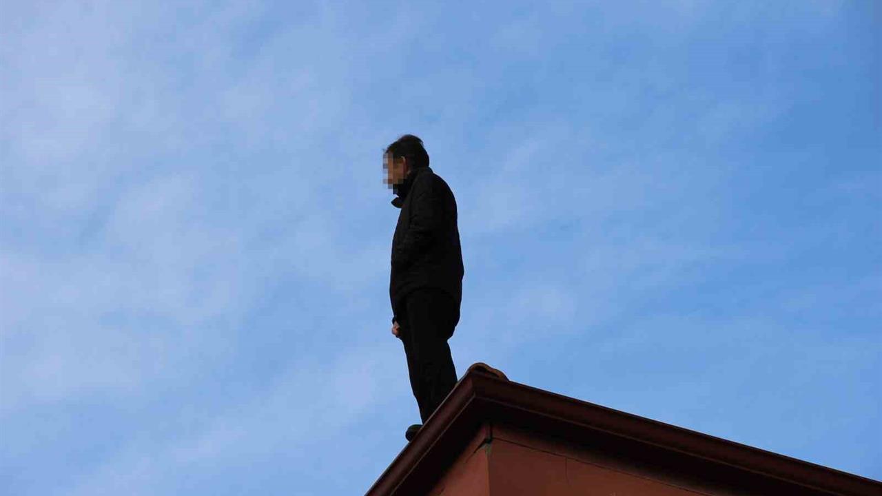 Çorum'da 4 Katlı Binanın Çatısına Çıkan Şahıs, Emniyet Müdürü Tarafından İkna Edildi