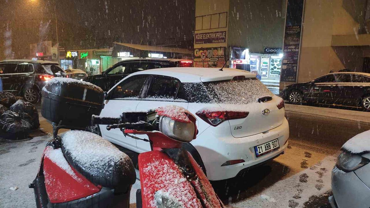 Ardahan'da Akşam Saatlerinde Etkili Olan Kar Yağışı Şehri Beyaza Bürüdü