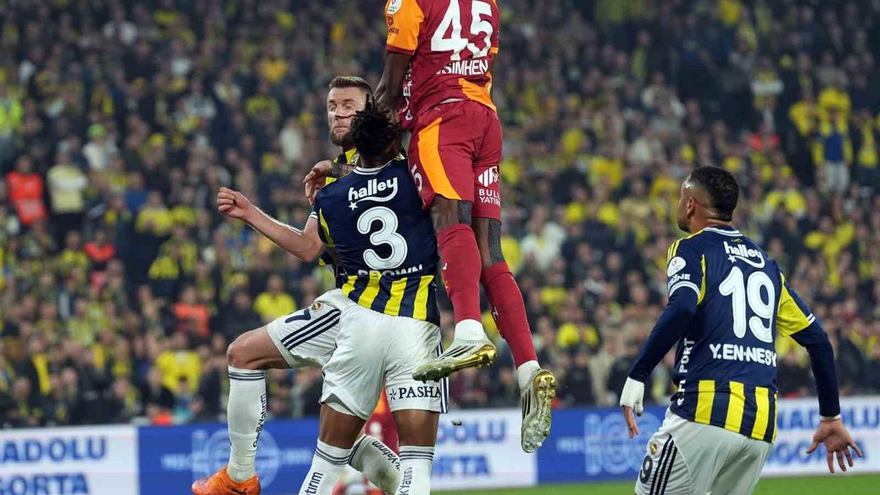 İstanbul'da Fenerbahçe ile Galatasaray arasında oynanan derbide ilk yarı sonucu 0-1.