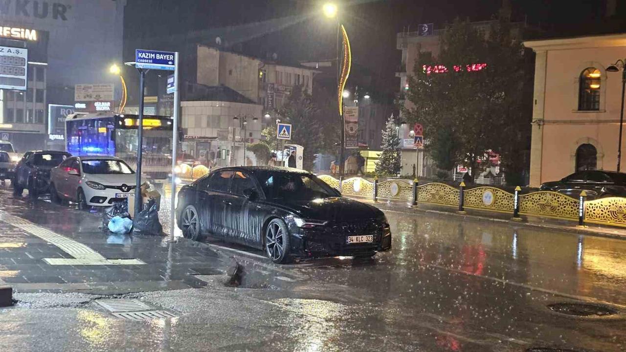Elazığ'da Meteorolojinin Uyarıları Sonrası Sağanak Yağışlar Başladı