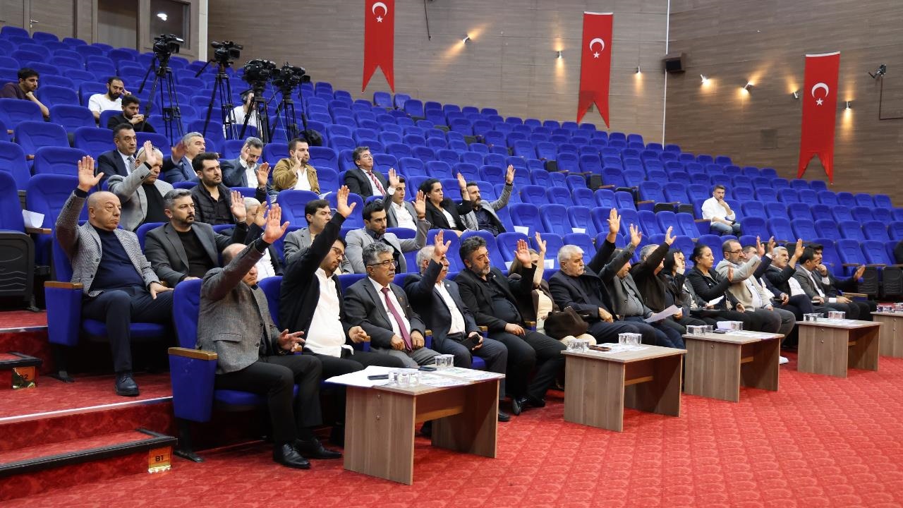 Kamu Alanlarına Zarar Verenlere Sert Uyarı: Toroslar Belediye Meclisi’nden Vatandaşa Çağrı