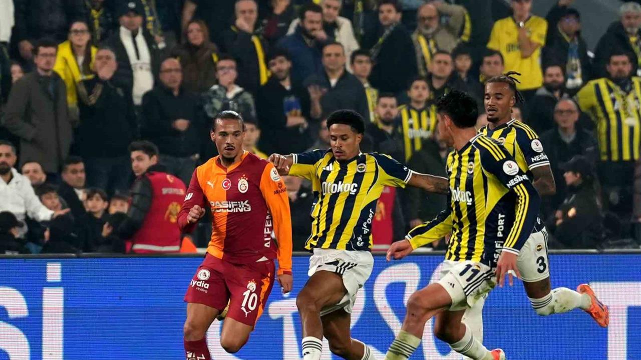 İstanbul'da Fenerbahçe'nin Jayden Oosterwolde'yi Cezalı Duruma Düşüren Sarı Kart