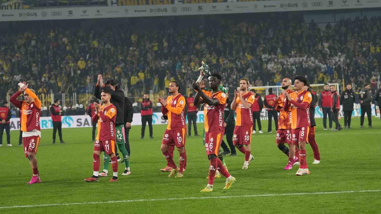 İstanbul Kadıköy'de Galatasaray, Fenerbahçe ile 1-1 Beraber Kaldı