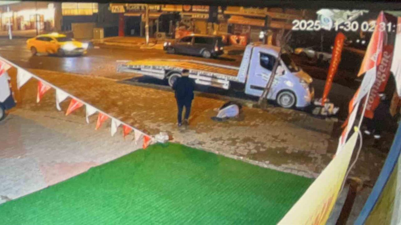 Tekirdağ Çorlu'da Park Halindeki Oto Kurtarıcıya Çarpan Motosiklet Sürücüsü Yaralandı
