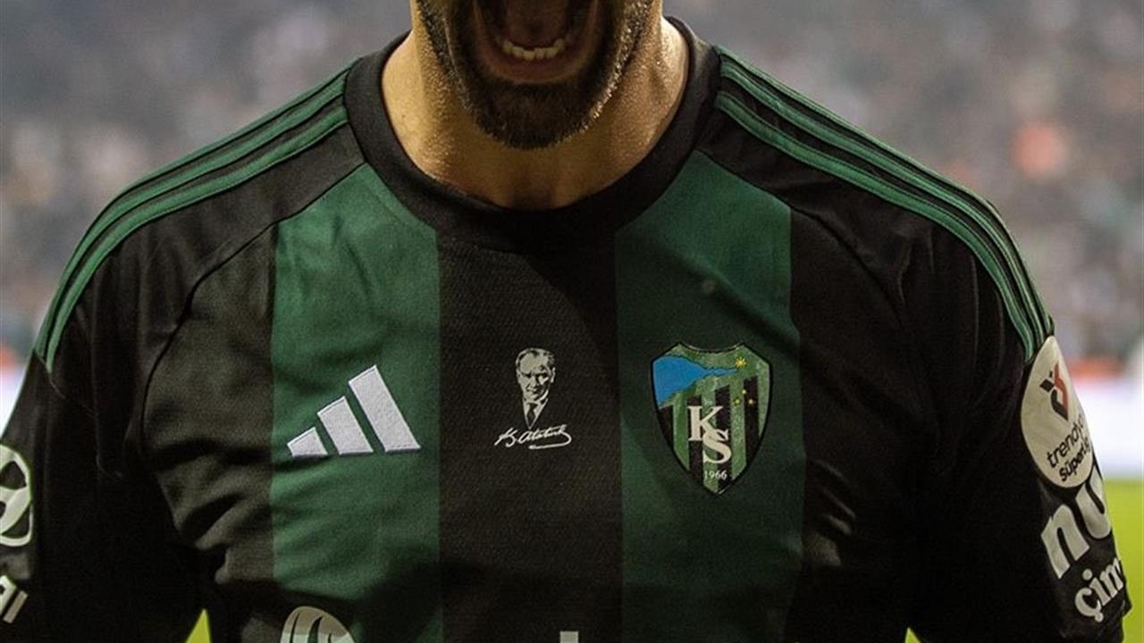 Kocaeli'de Taraftarlar, Derbiye Giden Serdar Dursun'a Tepki Gösterdi