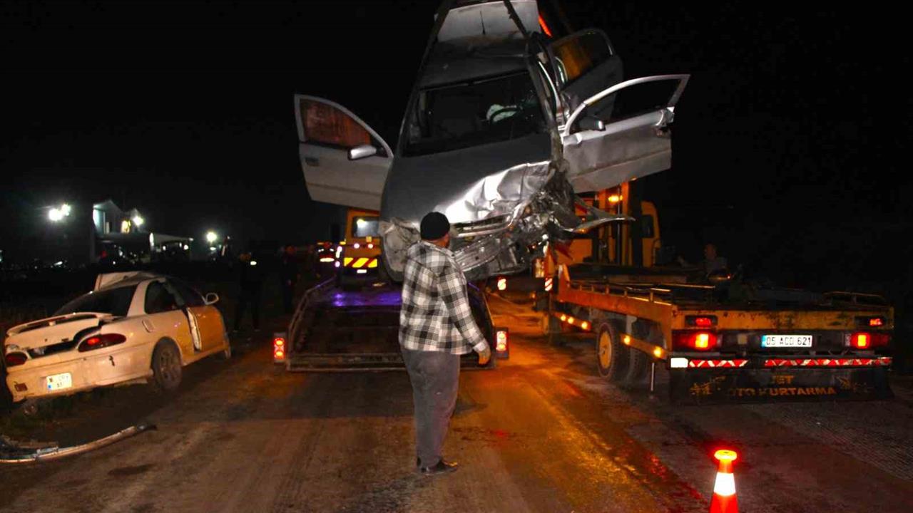 Amasya'da İki Otomobilin Kafa Kafaya Çarpıştığı Kazada 8 Kişi Yaralandı