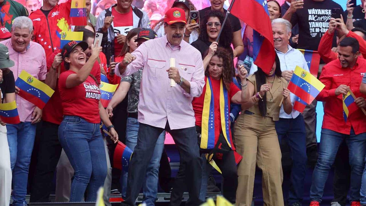 Venezuela'nın Başkenti Caracas'ta Maduro'dan "Asla İhanet Etmeyeceğim" Açıklaması