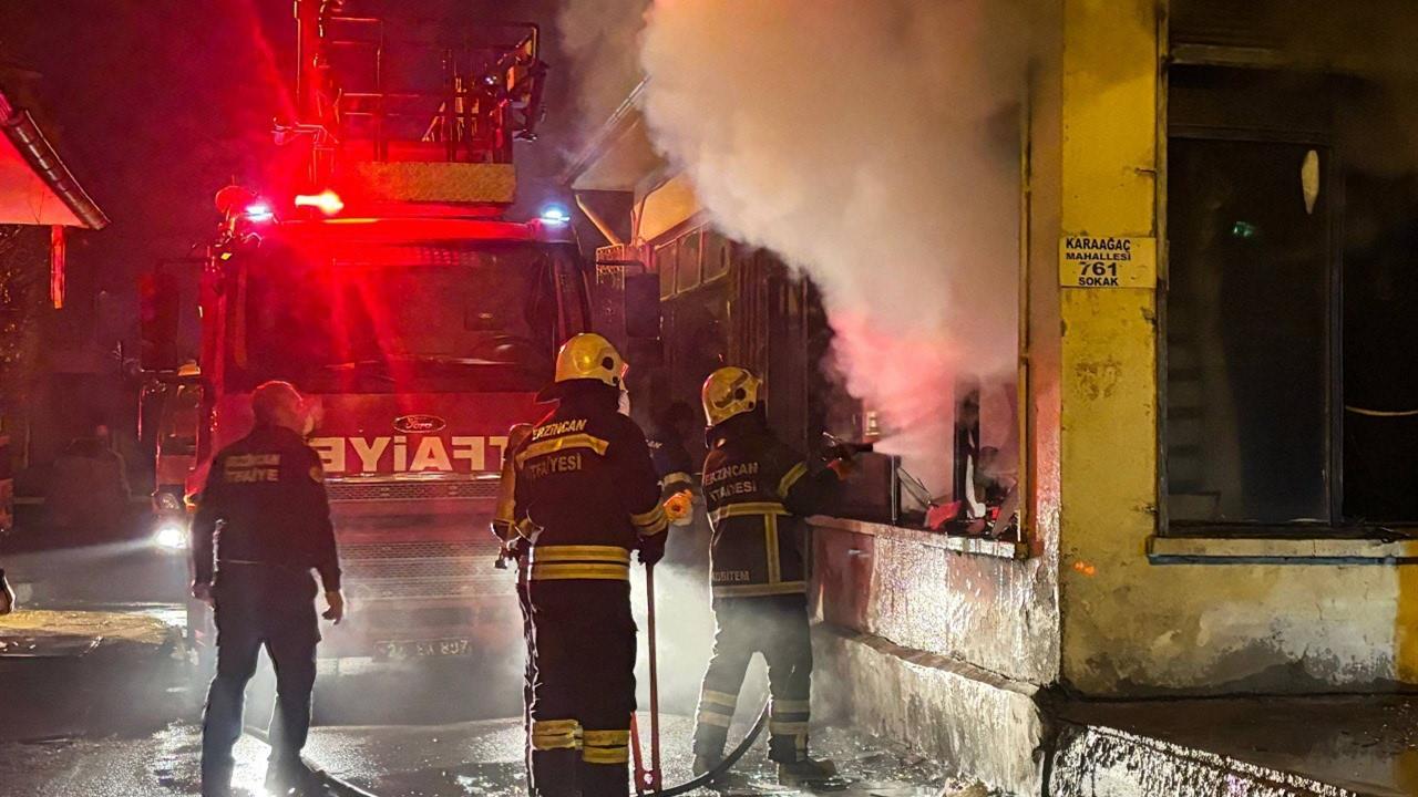 Erzincan Karaağaç Mahallesi'nde Gece Yarısı Çıkan Yangında Kepenkler Kırılarak Müdahale Edildi.