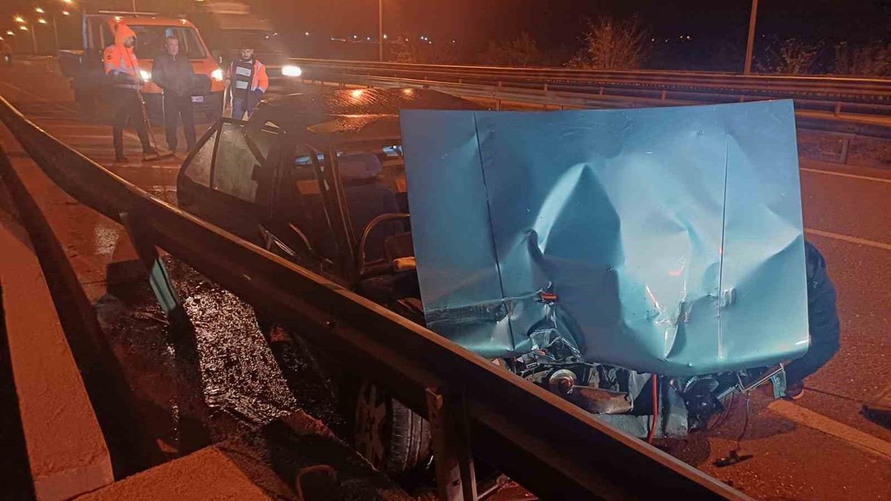 Çorum Merkez'de Otomobil Bariyerlere Çarptı, Sürücü Yaralandı