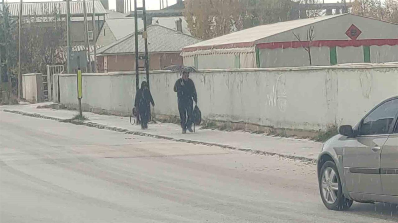 Van Tuşba'da Aniden Başlayan Dolu Yağışı Sonrası Şehir Beyaza Büründü