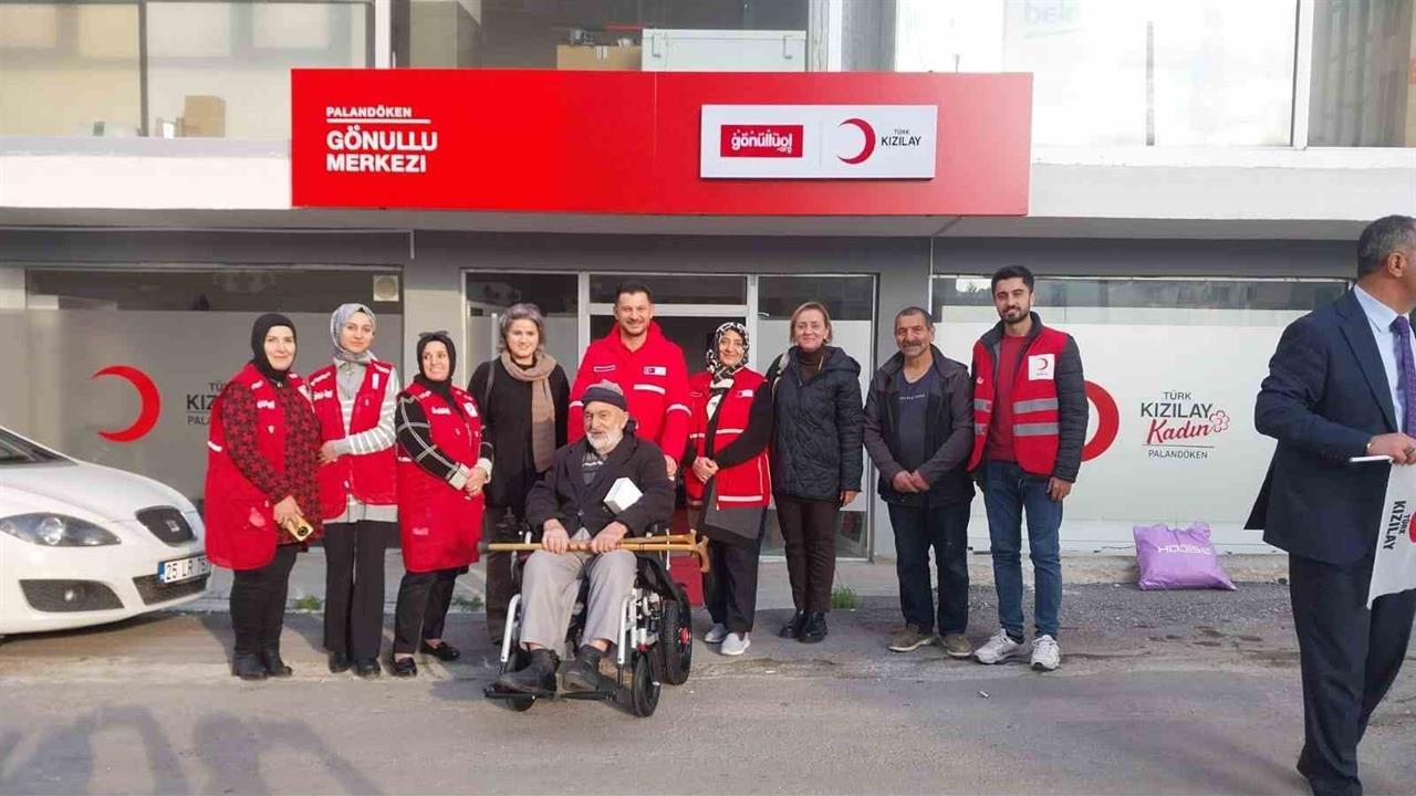 Erzurum Palandöken'de Türk Kızılay, 12 Engelliye Tekerlekli Sandalye Dağıttı