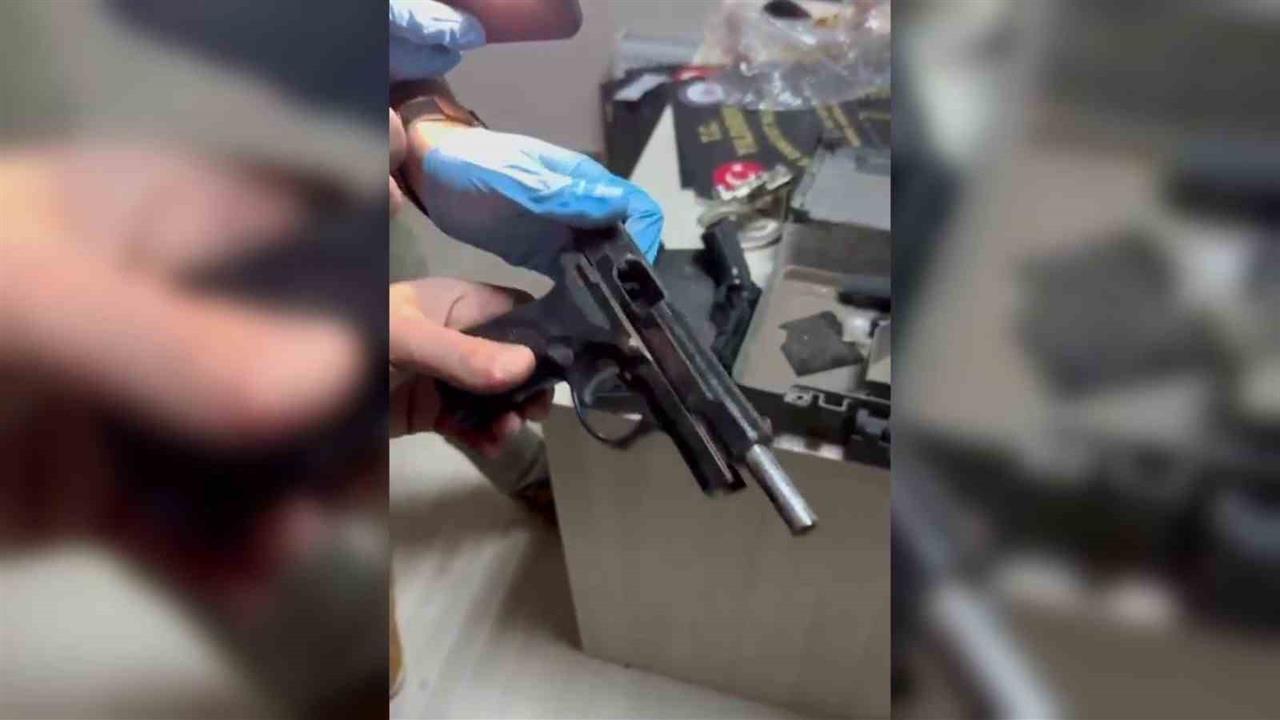 Bursa Yıldırım'da Düzenlenen Operasyonda Çok Sayıda Kaçak Silah Ele Geçirildi