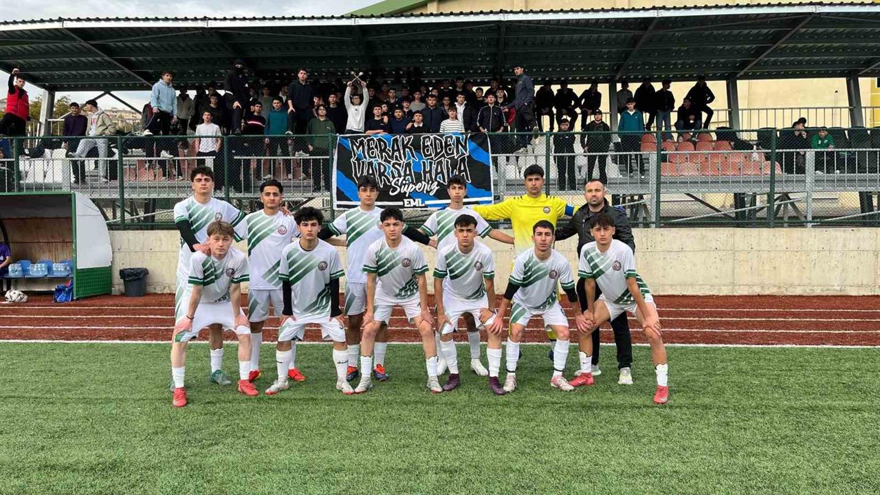 Bilecik İstasyon Sentetik Sahası'nda Okul Sporları Gençler Futbol Müsabakaları'nda Şampiyon Mesleki ve Teknik Anadolu Lisesi Oldu.