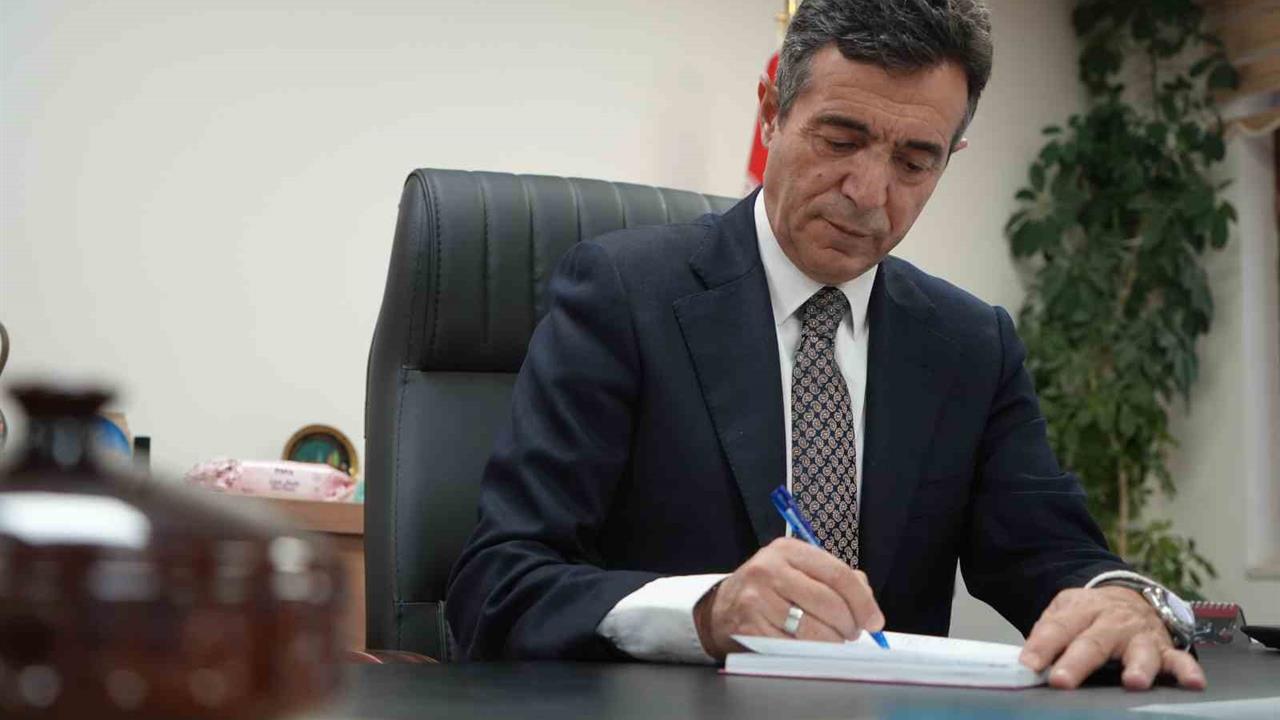 Bayburt Merkez'de Mezun Olduğu Okula Müdür Olarak Atanan Ensar Çeker Günlük Tutuyor.