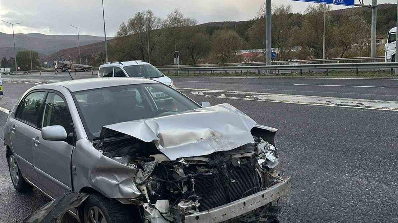 Bilecik'te Kontrolden Çıkan Otomobil Beton Bariyerlere Çarptı, 2 Yaralı