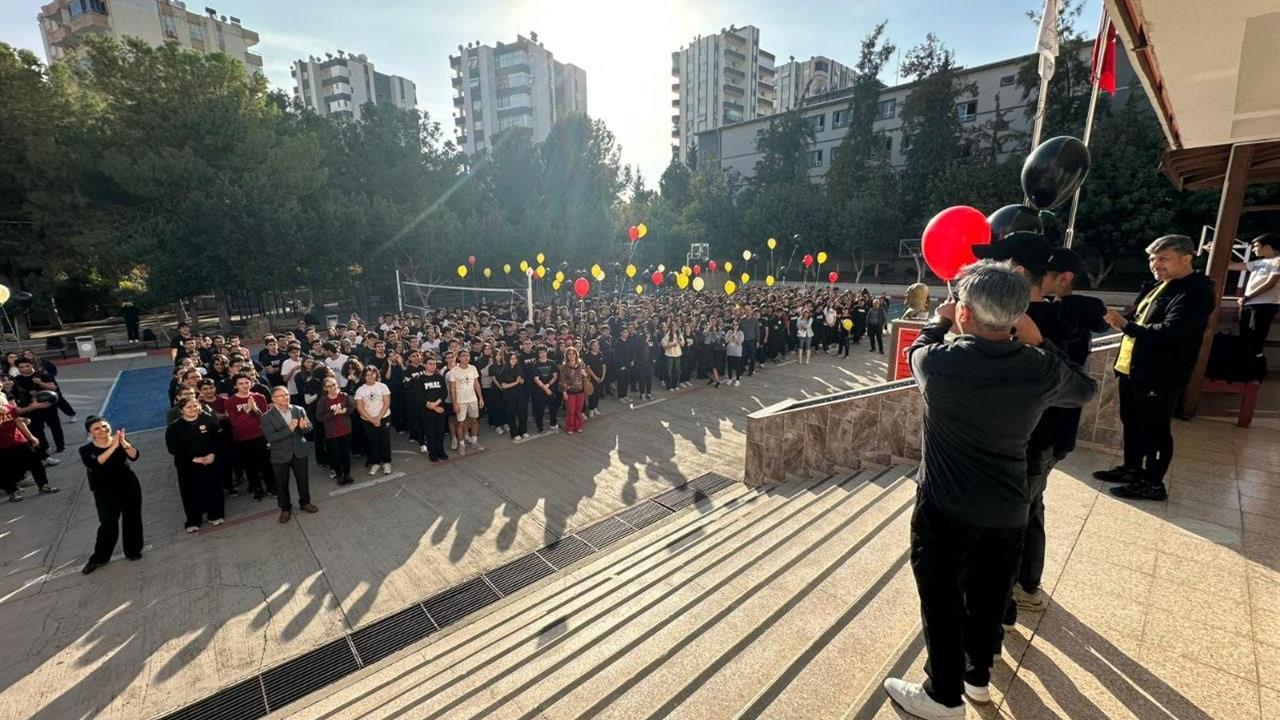 Adana'da Kanseri Yenen İki Öğrenci, Okulda Balonlarla Karşılandı
