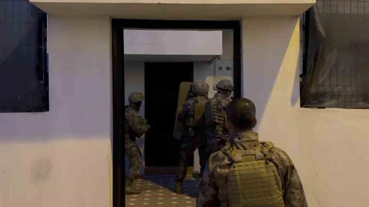 Adana'da Silah ve Mühimmat Ticareti Operasyonunda 11 Kişi Tutuklandı