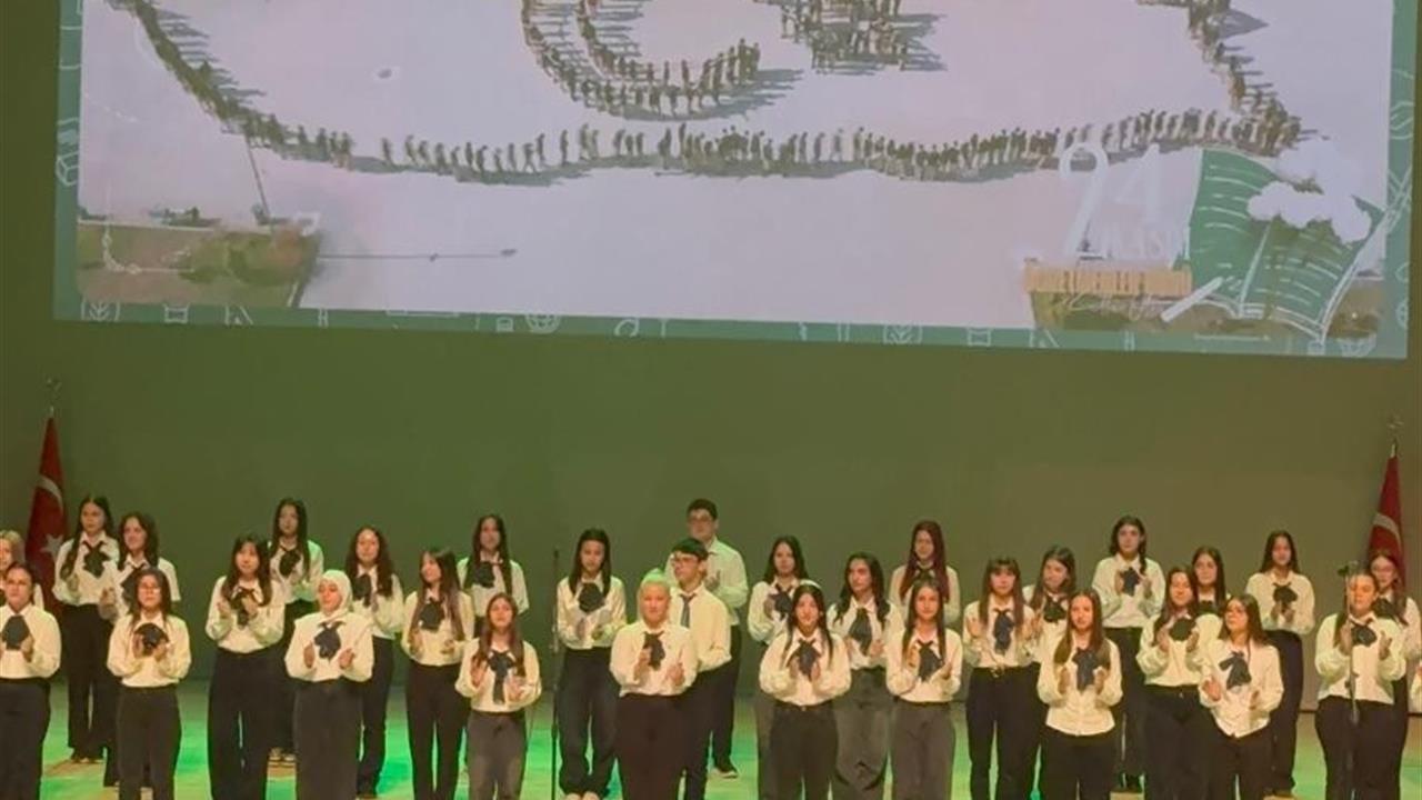 Denizli'de Öğretmenler Günü etkinlikleri çerçevesinde "Köklerden Geleceğe Öğretmen" adlı eser sahnelendi.