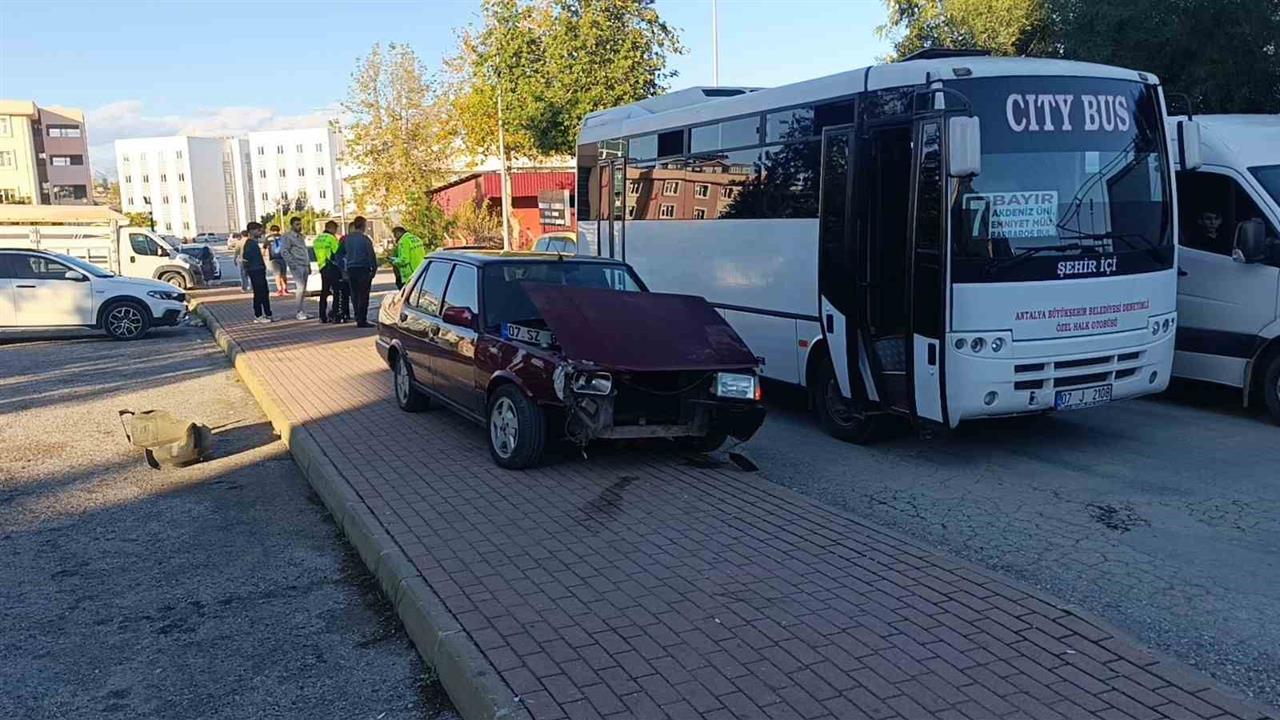 Antalya Manavgat'ta Ehliyetsiz Sürücünün Yüzünden 1 Kişi Yaralandı