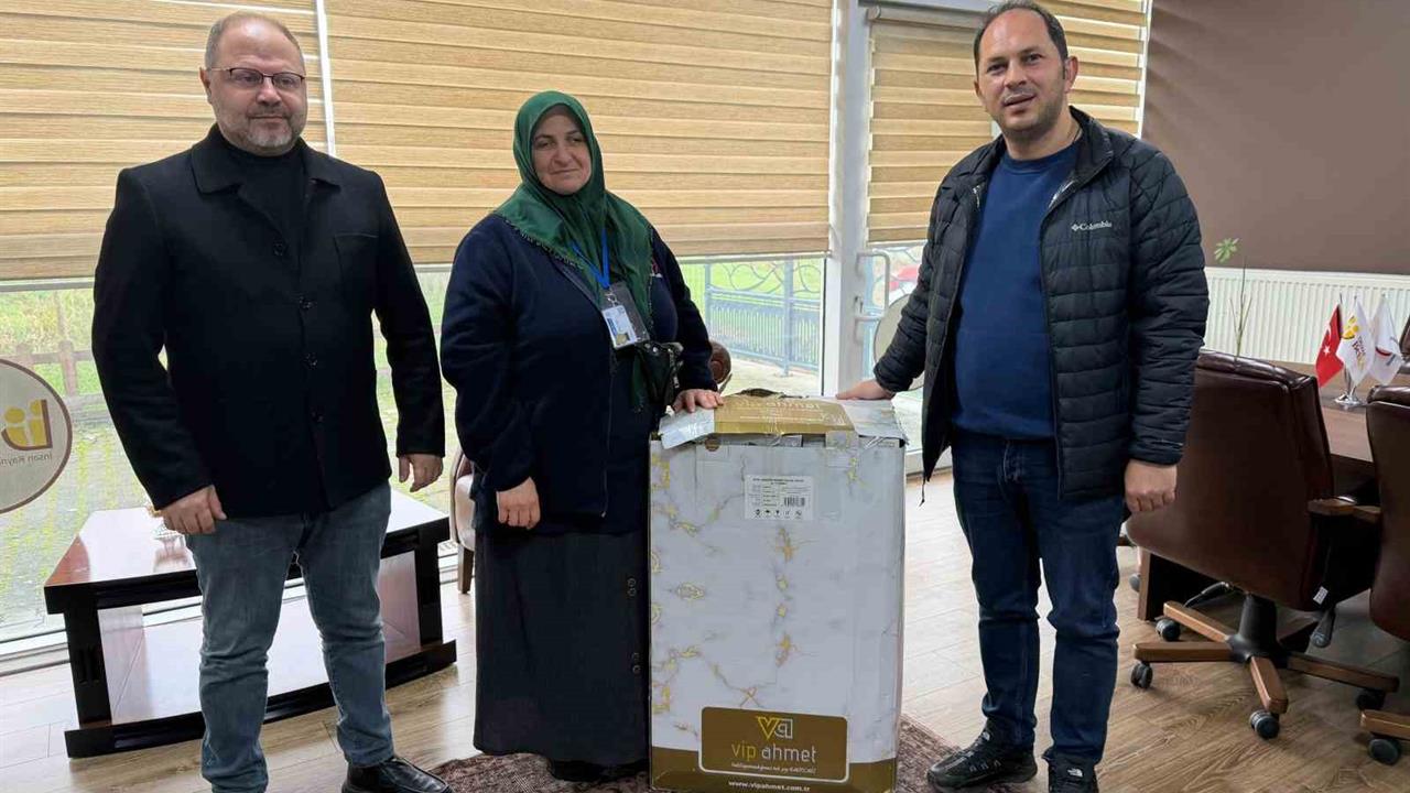 Düzce'de Türk Bayrağına Saygı Gösteren Rukiye Tuna'ya Çeyiz Desteği Geldi