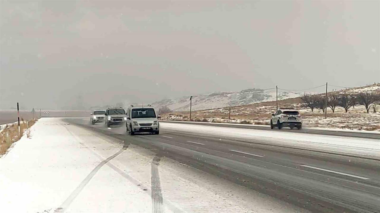Van Özalp Karayolu'nda Dolu Yağışı Nedeniyle Trafik Zorlaştı