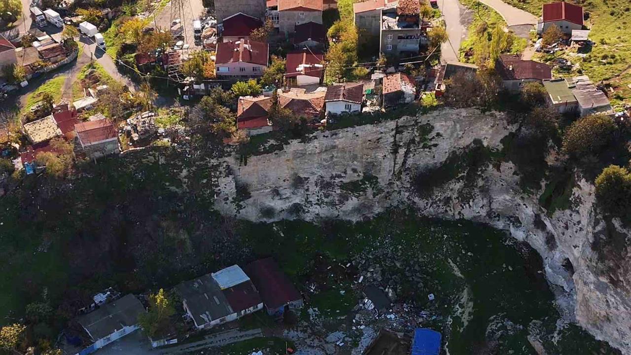 İstanbul Zeytinburnu'nda Uçurum Kenarında Yaşayanlar Tehlike Altında