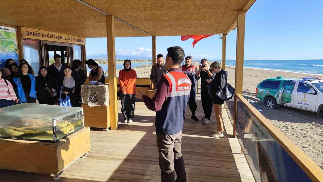 Antalya Manavgat'ta Jandarma, öğrencilerle çevre koruma eğitimi düzenledi.