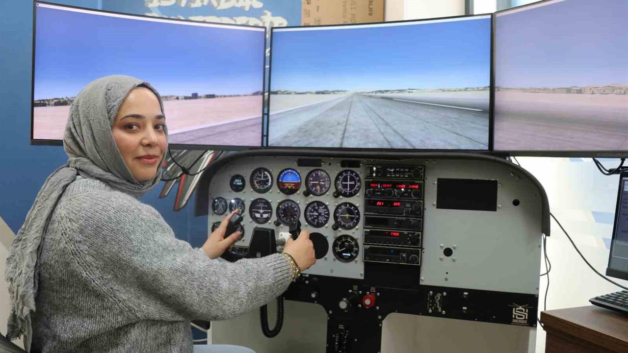 Sivas'taki Bilim ve Teknik Üniversitesi'nde Uçuş Simülasyonu ile Öğrencilere Uygulamalı Eğitim Veriliyor.