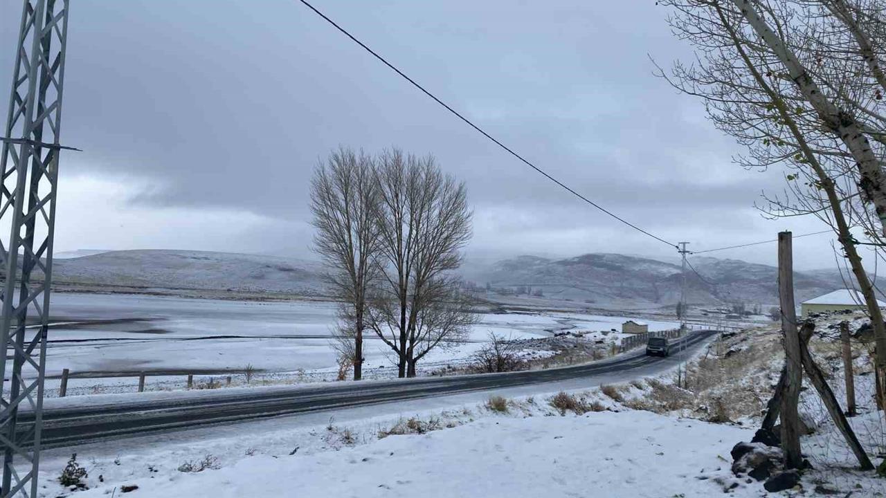 Ağrı Patnos'ta Sabah Saatlerinde Mevsimin İlk Karı Yağdı