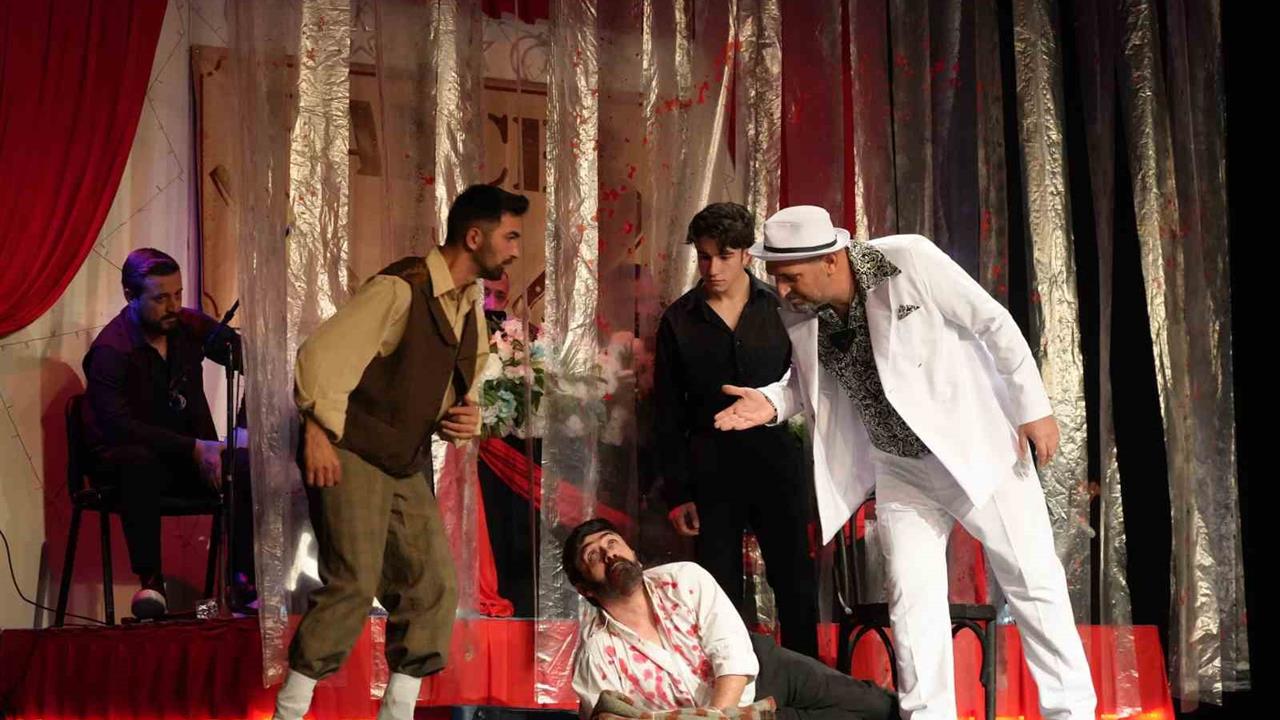 Erzurum'da "Hançer Havası" Tiyatro Oyunu İlk Gününde Büyük İlgi Gördü