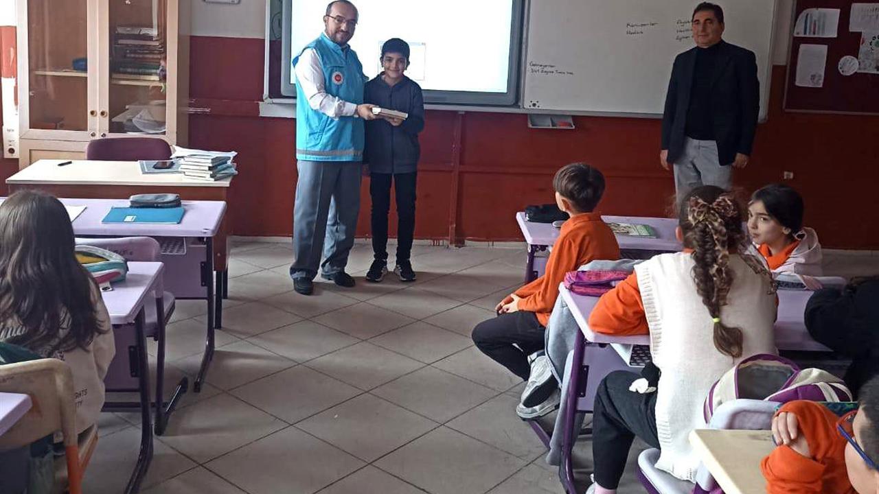 Kütahya Emet’te Ortaokul Öğrencilerine Kur'an-ı Kerim Hediye Edildi