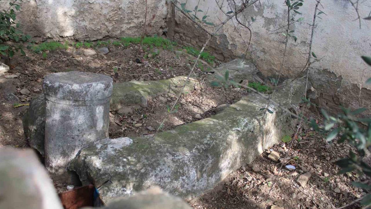 Aydın'da Beybaba olarak bilinen Mustafa Asım Efendi’nin mezarı, 105 yıl sonra yapılan araştırmalarla açığa çıkarıldı.