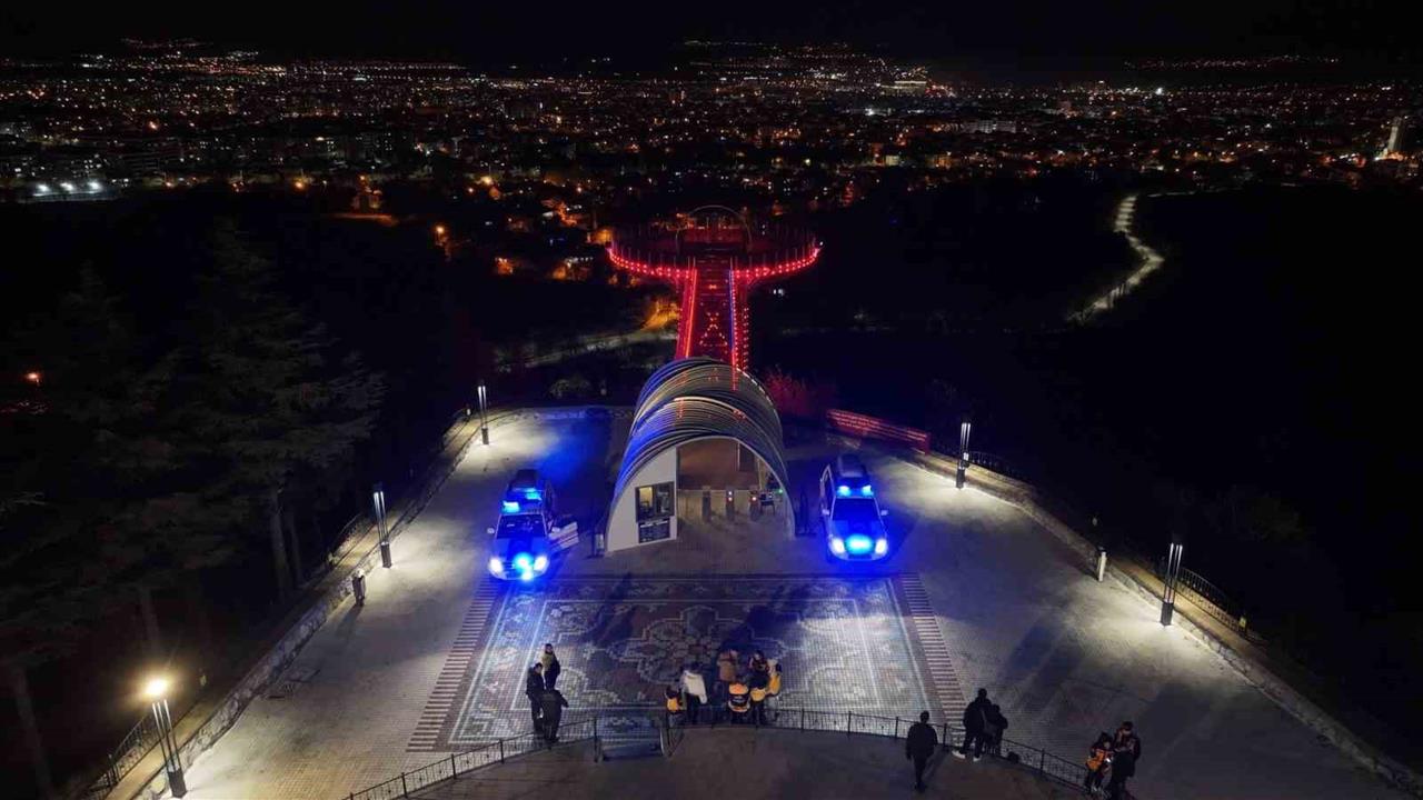 Isparta Kirazlıdere'deki Cam Seyir Terası, Acil Sağlık Haftası İçin Kırmızı Işıklandırıldı