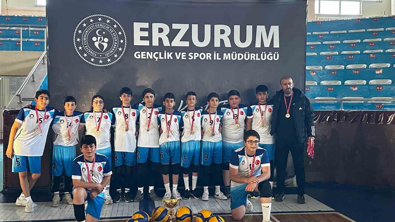 Erzurum Oltu'da Voleybol İl Birinciliğinde Şampiyonluğu Elde Eden Oltu Cumhuriyet Ortaokulu Başarıya İmza Attı