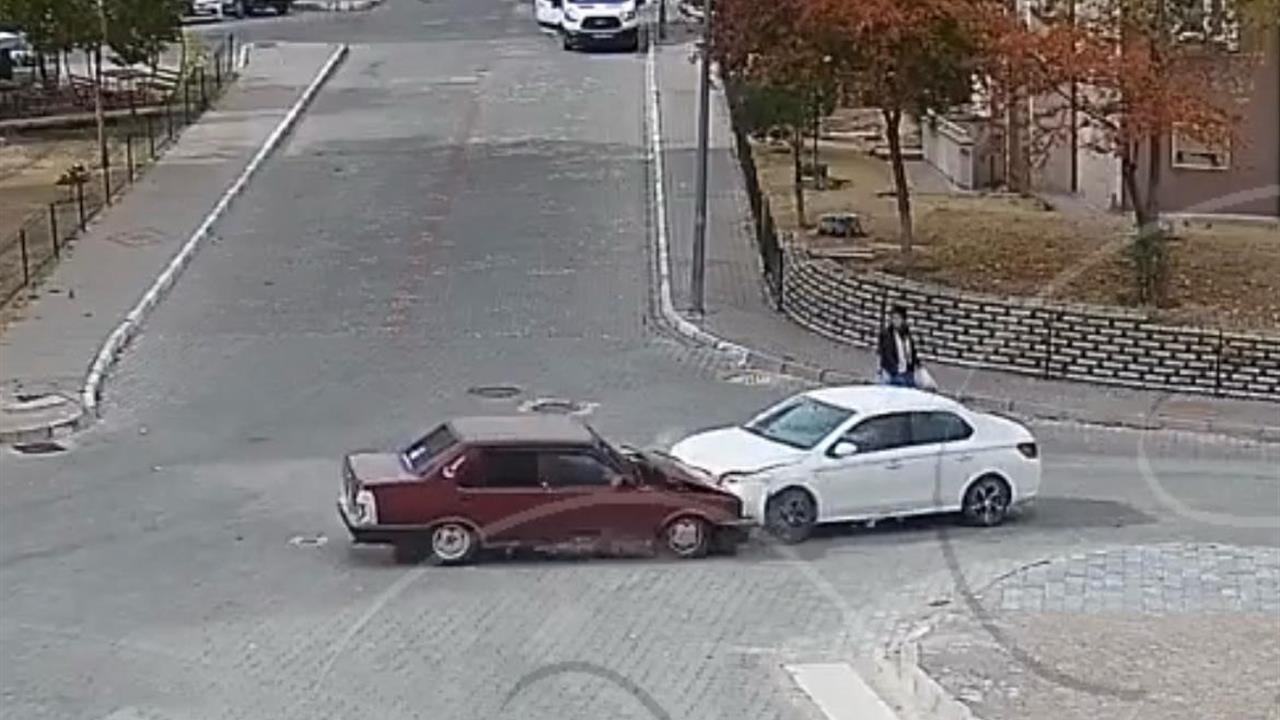 Nevşehir'de İki Otomobil Kafa Kafaya Çarpıştı, Yaralı Yok