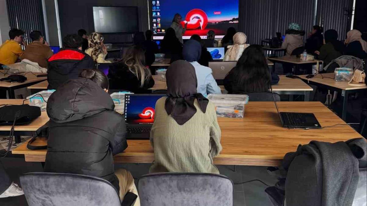 Kayseri'de Bilişim Akademisi'nde Fen Bilgisi öğretmen adaylarına robotik kodlama eğitimi verildi.
