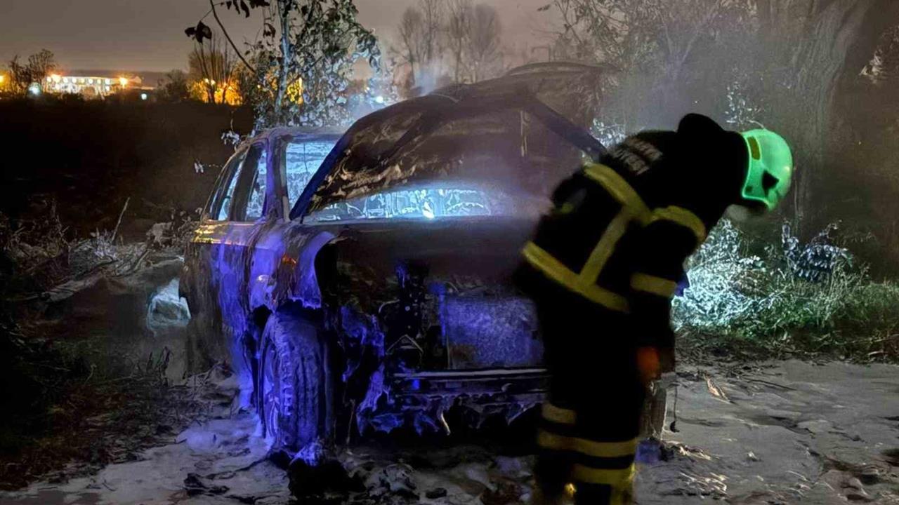 Sakarya Akyazı'da Park Halindeki Otomobil Alev Alev Yandı