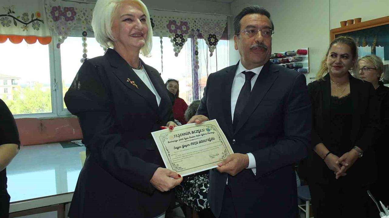 Balıkesir Burhaniye'de Kaymakam, Hayırsever Yeşim Meço Davutoğlu'na Teşekkür Belgesi Verdi
