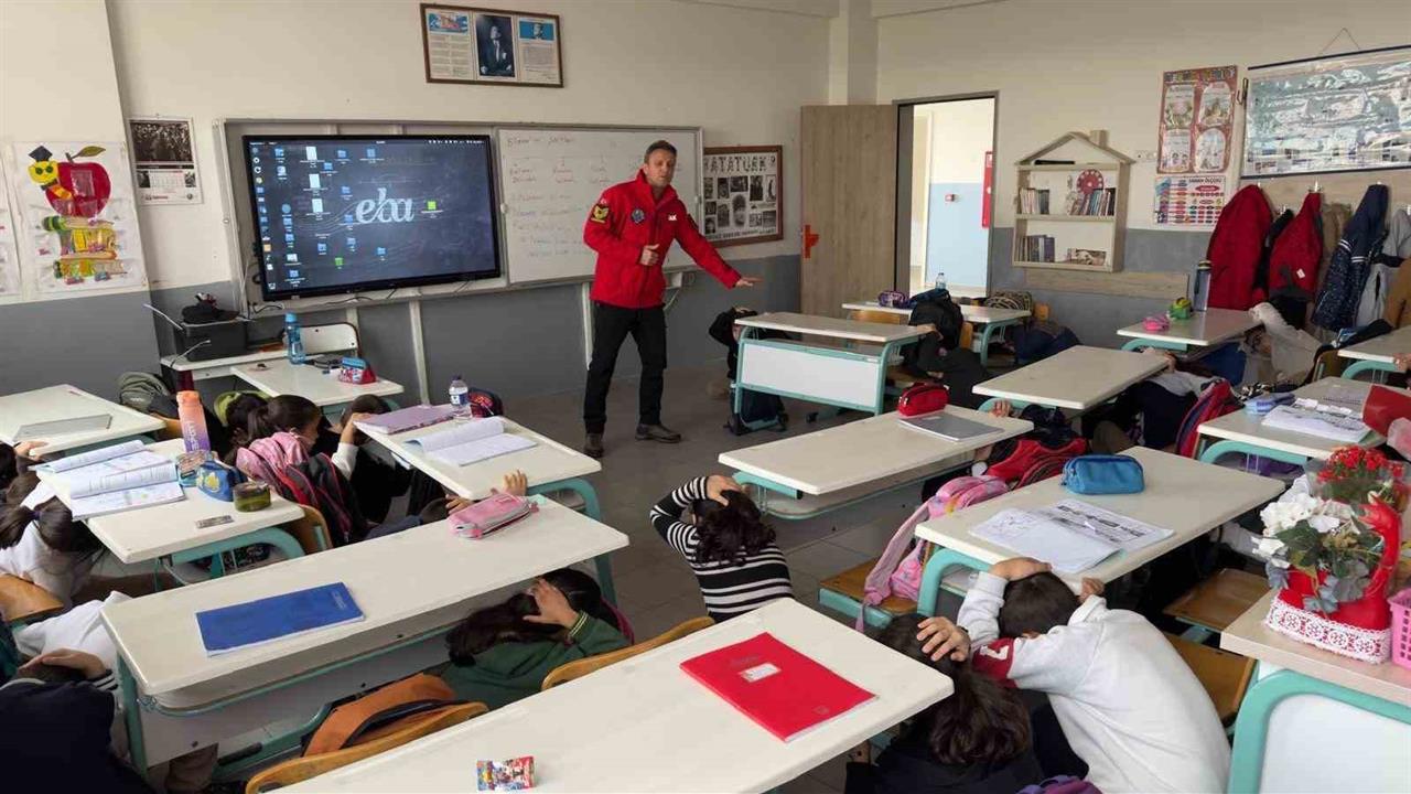 Bursa'daki Okullarda JAK Tarafından Deprem Farkındalık Eğitimi Yapıldı