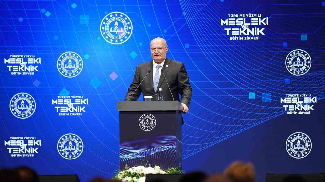 Ankara'da Dijital Dönüşüm Zirvesi: Nitelikli İnsan Kaynağına Vurgu Yapıldı