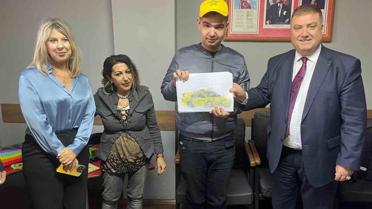 İzmir'de Başkan Özkan, Taksi Tutkunu Halil'e Özel Sürprizler Hazırladı