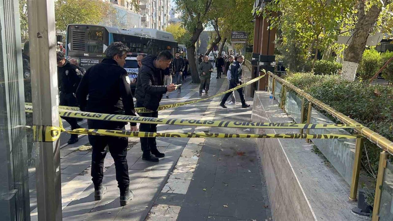 Diyarbakır Yenişehir'de Eşini Rahatsız Eden Adam Kafede Vuruldu