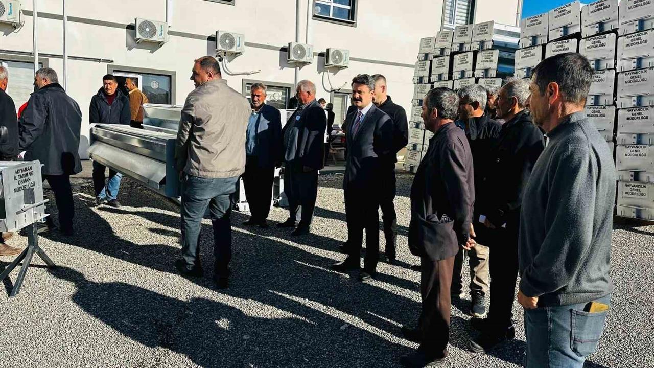 Adıyaman Besni'de 84 Küçükbaş Yetiştiriciye Otomatik Yemlik Dağıtıldı