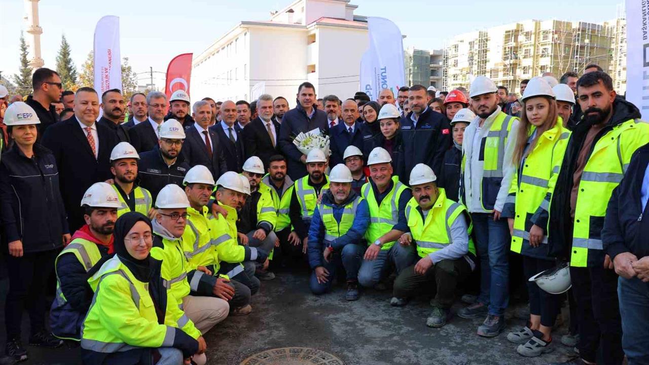 Kahramanmaraş'ta Bakan Kurum, 11 ildeki projeleri ve yeni konutları anlattı.