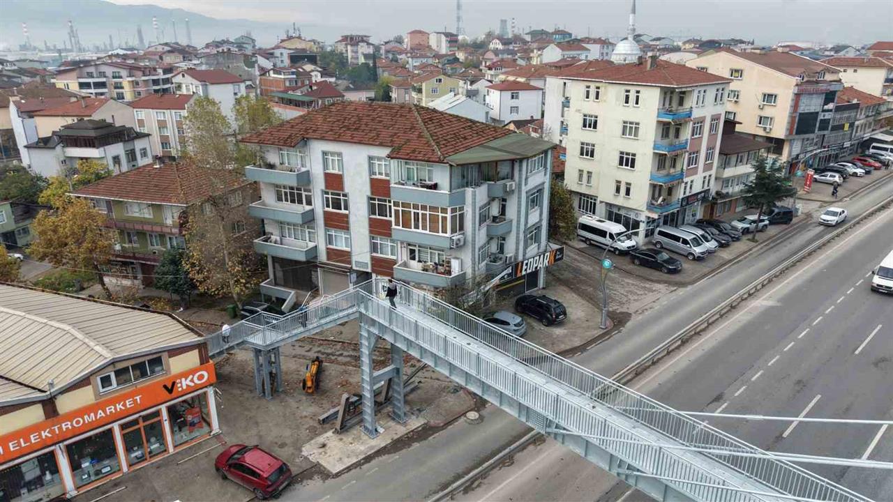 Kocaeli'nde Yayaların Evi Gözlemlediği Üst Geçit Yıkıldı, Yenisi Yapıldı
