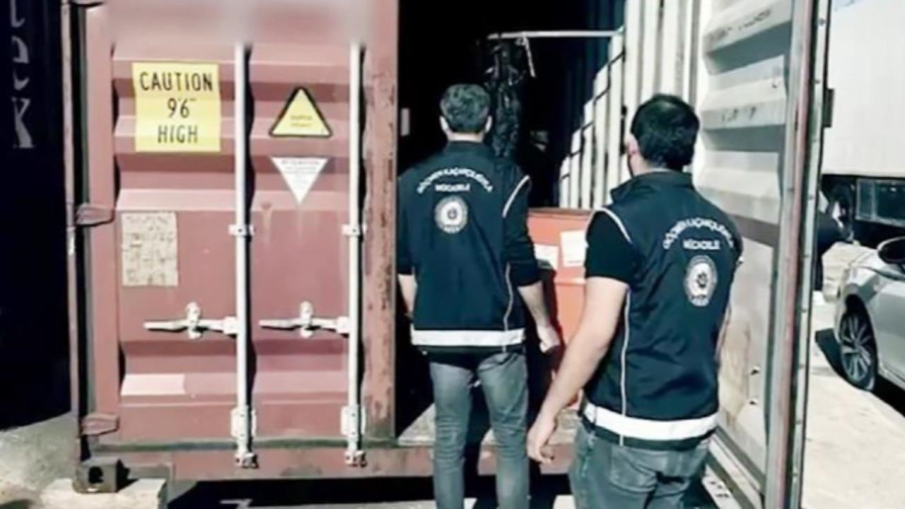 Bakan Yerlikaya Duyurdu: Mersin Limanı’nda Konteyner İçinde 44 Göçmen Yakalandı