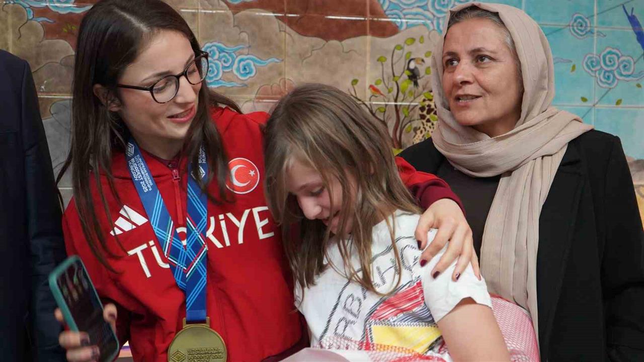 Şırnak'ta Şampiyon Boksör Nurselen Yalgatekin İçin Coşkulu Karşılama Düzenlendi