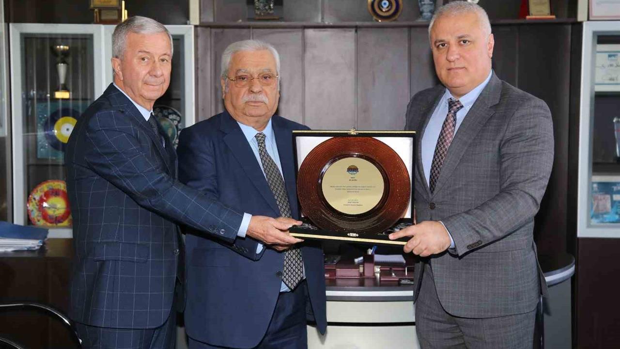 Alanya'da Vergi Rekortmeni Olan İş İnsanlarına Plaket Takdim Edildi