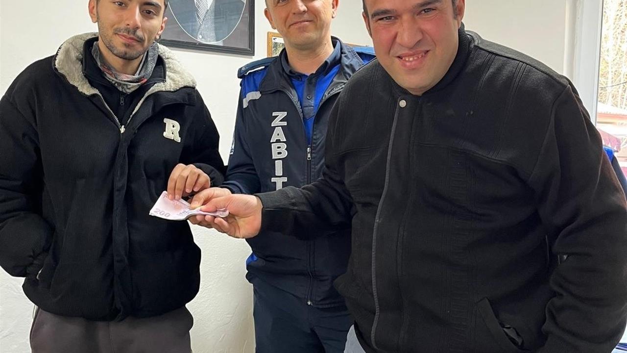Amasya Merzifon'da Temizlik Görevlisi Bulduğu Parayı Sahibine Ulaştırdı