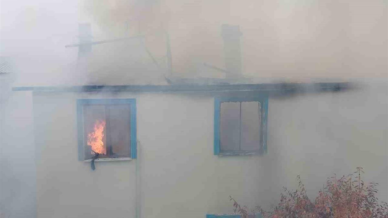 Çorum Osmancık'ta Yangında İki Katlı Ev Kullanılamaz Hale Geldi